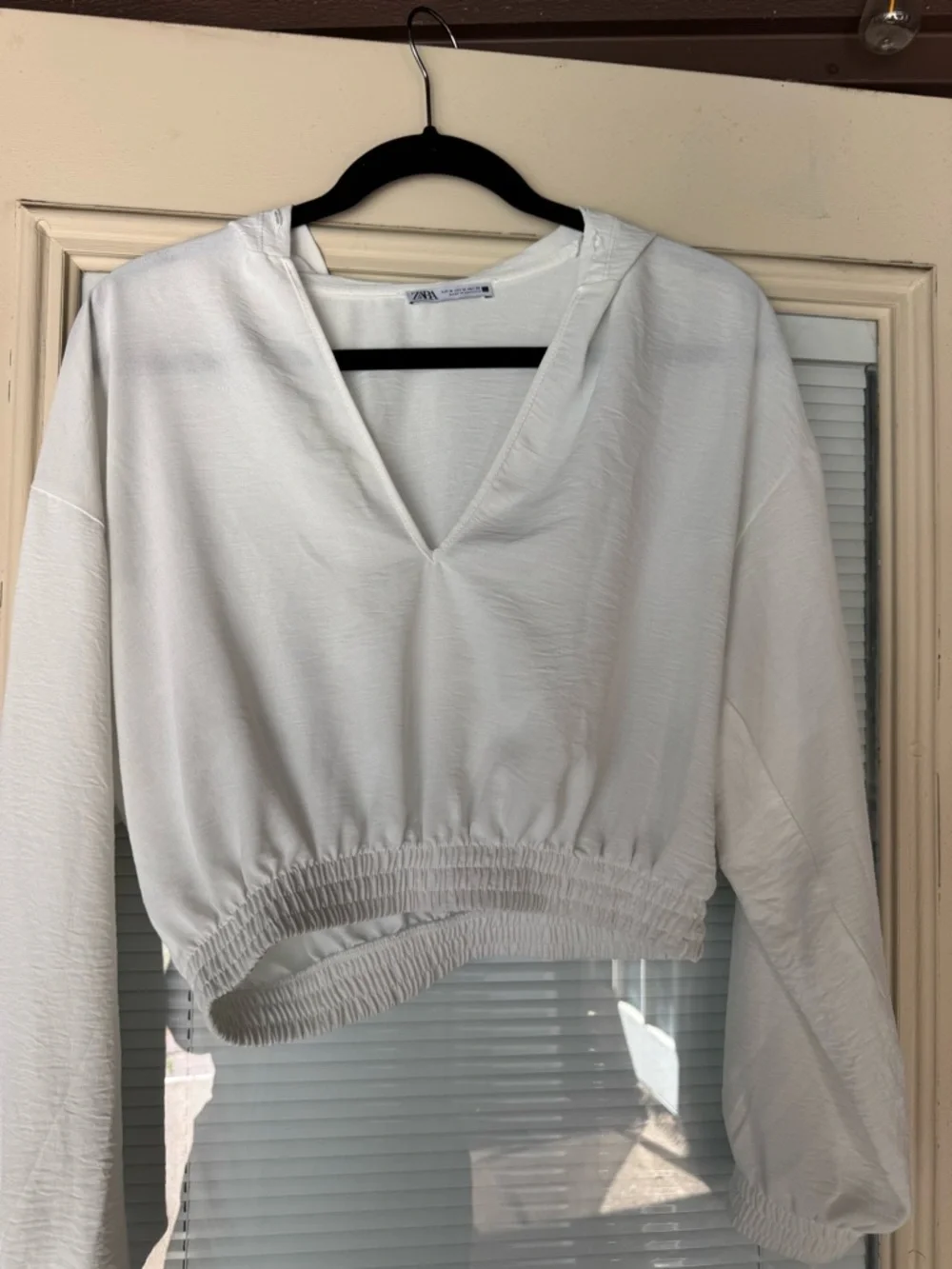 Zara White V-Neck Smocked-Hem Crop Top - Picture 2 of 4